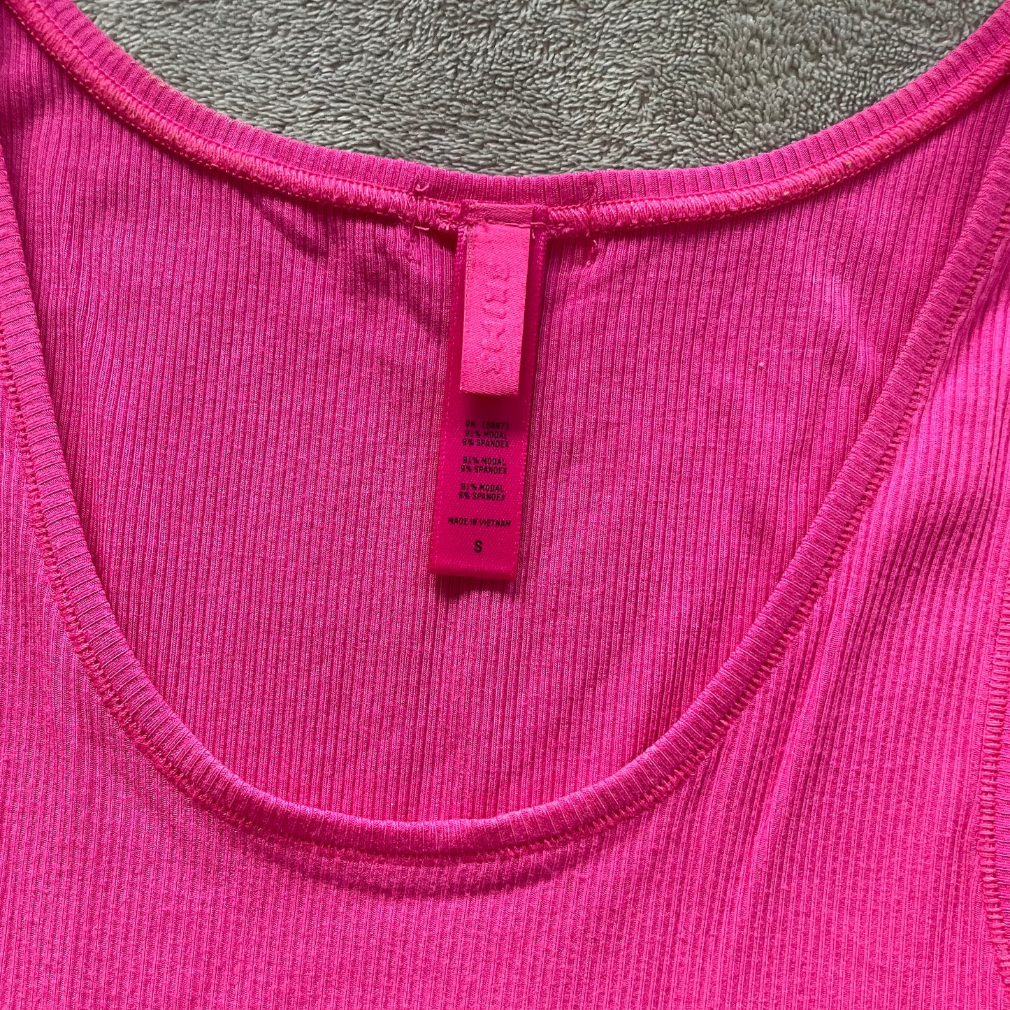 Skims soft lounge tank hot pink