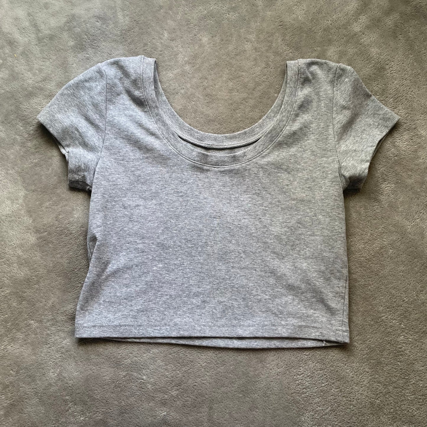 Cropped grey tee